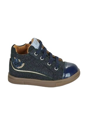 Funkelnder dunkelblauer High-Top-Kinderschuh mit marinefarbenen Schnürsenkeln, glänzender Zehenkappe, brauner Sohle und dekorativem Aufnäher an der Seite.