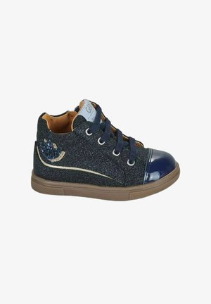 Scarpa da ginnastica alta da bambino blu scuro scintillante con lacci blu navy, punta lucida, suola marrone e toppa decorativa sul lato.