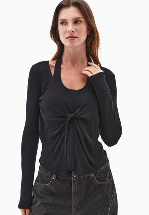 - Bluzka z długim rękawem