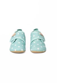 Turquoise zachte stoffen schoenen met witte stippen, klittenbandsluiting en tan rubberen zolen. Rondneuzen ontwerp.
