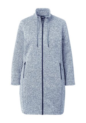 Giacca in pile lunga di colore blu chiaro con collo alto, zip frontale e due tasche laterali. Presenta un tessuto texturizzato e dettagli a contrasto nella zip.