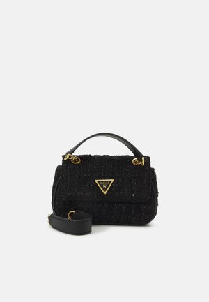 Sac à main noir texturé avec poignée supérieure et bandoulière amovible, équipé de ferrures dorées et d'un logo Guess triangulaire sur le rabat avant.