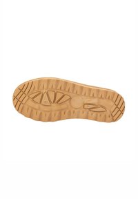 Suela de zapato de goma marrón con una superficie texturizada que presenta diversos patrones de banda de rodadura y surcos para un mejor agarre. Diseño acolchado visible en los bordes.