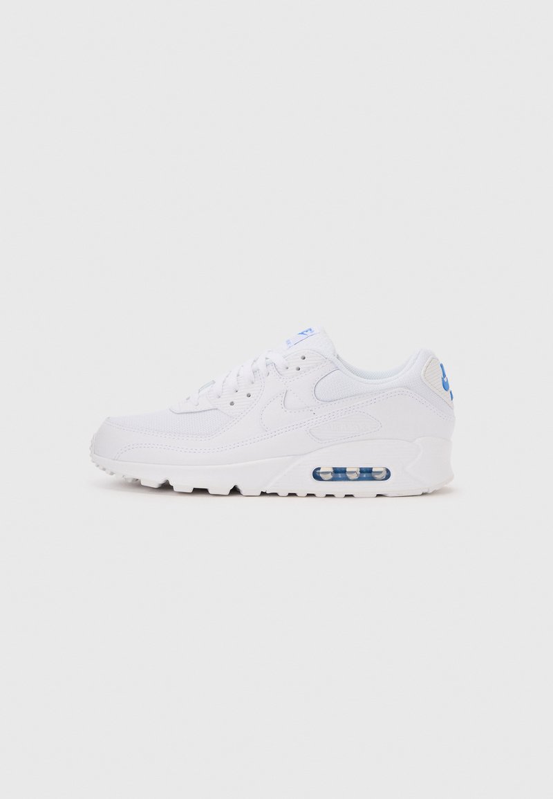 Λευκό sneaker χαμηλού ύψους με ορατή αερόσολα, κλείσιμο με κορδόνια και μπλε λογότυπα στη φτέρνα και τη γλώσσα, εμφανιζόμενο από το πλάι.