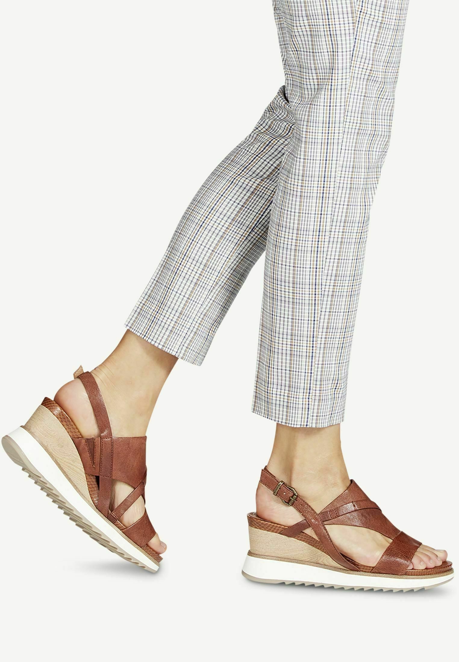 Tamaris Sandalen met plateauzool - nut/bruin - Zalando.nl