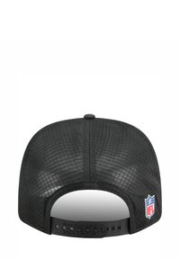 Schwarze Mesh-Baseballkappe, Ansicht von hinten mit verstellbarem Riemen und kleinem NFL-Logo-Patch an der Seite.
