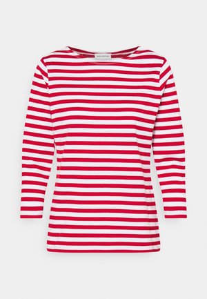 Rød og hvid langærmet skjorte med vandrette striber, bådehalsudskæring og Marimekko-mærke inde i kraven.