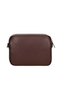 Bruine leren rechthoekige tas met een steentjesstructuur, afgeronde hoeken en een ritssluiting. Minimalistisch ontwerp zonder zichtbaar beslag.