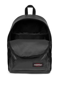 Mochila negra con un exterior liso y elegante, un gran compartimento principal y un bolsillo frontal; presenta un parche de logotipo de Eastpak.