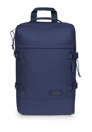 Marineblauer, rechteckiger Eastpak-Rucksack mit Tragegriff oben, seitlichen Kompressionsriemen, Fronttasche und Logo-Patch auf der unteren Vorderseite.