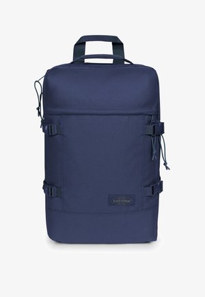 Marineblå, rektangulær Eastpak-rygsæk med topgreb, sidekompressionsstropper, forlomme og logomærke på den nederste front.
