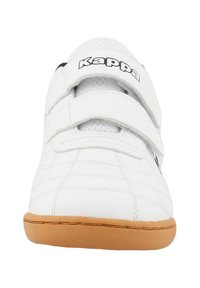 Scarpa da ginnastica bianca con due strap in Velcro, texture trapuntata, suola in gomma naturale e logo "Kappa" sullo strap.