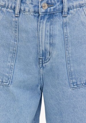 Jean en denim bleu clair avec poches plaquées à l'avant, coutures visibles, passants pour ceinture et fermeture par bouton métallique.