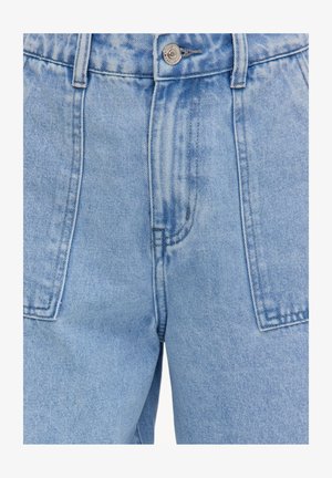 Jean en denim bleu clair avec poches plaquées à l'avant, coutures visibles, passants pour ceinture et fermeture par bouton métallique.