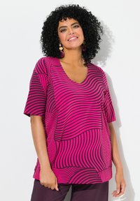 Camiseta de rayas rosas con cuello en V, que presenta líneas onduladas en un rosa más oscuro. Mangas cortas y un corte relajado. Textura suave.