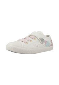 Zapatilla blanca con cordones rosas y una correa, que presenta diseños florales y un acento de hoja brillante. Suela de goma texturizada.