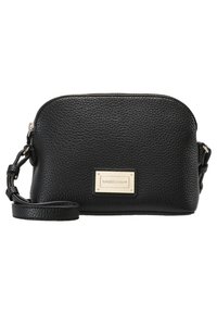 Černá kožená zápěstní taška s texturou, se stříbrným zipem a obdélníkovou stříbrnou značkovou destičkou na přední straně.