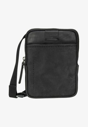 Borsa a tracolla nera in pelle con una texture liscia, chiusura con cerniera, tracolla regolabile e dettaglio del logo impresso. Forma compatta e rettangolare.