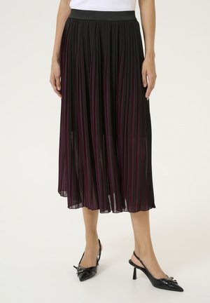 Gonna midi plissettata nera e bordeaux, caratterizzata da una fascia alta in vita, un tessuto leggero e un design fluido con righe verticali.