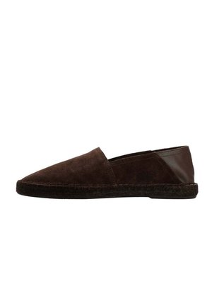 Zapato tipo espadrille marrón oscuro sin cordones con parte delantera de ante y talón de cuero, suela cosida, diseño minimalista, vista lateral sobre fondo blanco.