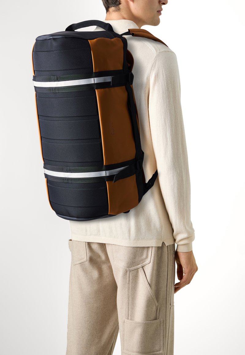 Rains TEXEL DUFFEL BAG SMALL W3 UNISEX - Utazótáska - rust