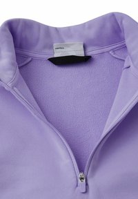 Fioletowa kurtka z zamkiem błyskawicznym, podszewka z polaru, z kołnierzem typu mock, posiadająca teksturowaną podszewkę i małą metkę w pobliżu dekoltu.