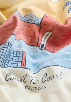 Material textil din bumbac cu un model texturat ce prezintă apă albastră, structuri roșii și un design scris de mână care spune „De la Coastă la Coastă.”