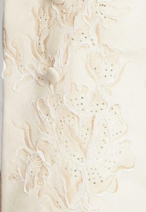 Cremefarbener Wollstoff mit aufwendiger floraler Stickerei in sanften Beige- und Weißtönen, akzentuiert durch kleine goldene Pailletten. Strukturierte Oberflächendetails.