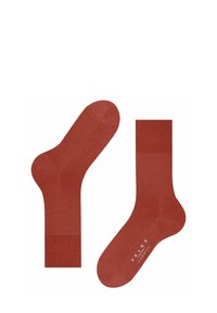 Zwei rote Socken sind nebeneinander angeordnet. Eine Socke steht aufrecht, während die andere schräg liegt und die gerippte Bündchendetails zeigt.