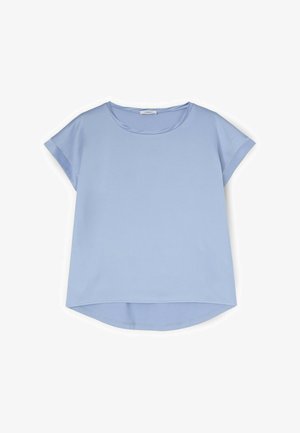 Blusa de manga corta azul claro con escote redondo y dobladillo ligeramente curvado, exhibida extendida sobre un fondo blanco.