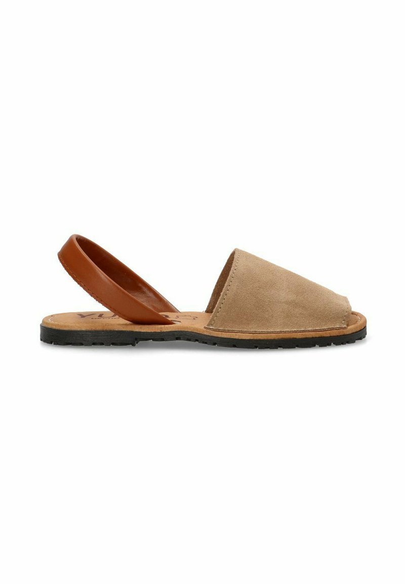 Sandal de ante marrón tipo slip-on con una correa de cuero color beige, con los dedos de los pies al aire y una suela plana de goma. Diseño minimalista con énfasis en la comodidad.