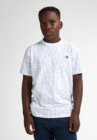 Camiseta blanca de manga corta con un patrón de texto geométrico azul. Cuello redondo, tejido suave y un parche de logo en el pecho.