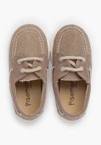 Braune Canvas-Sneaker mit weißen Sohlen, ausgestattet mit zwei Ösen, beigen Schnürsenkeln und kontrastierender Naht entlang der Kanten. Flacher Zehenbereich.