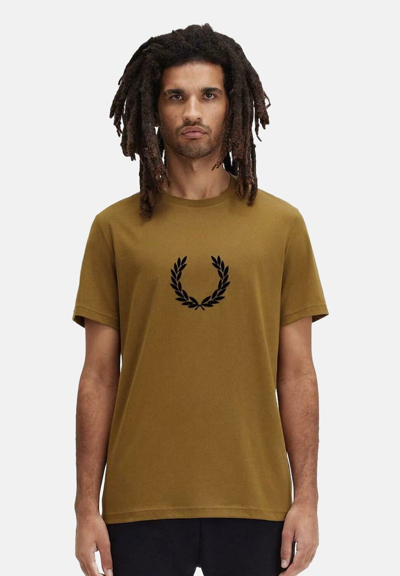 T-shirt di cotone marrone con scollatura a girocollo, caratterizzato da una grafica di una corona d'alloro nera sul petto e maniche corte.