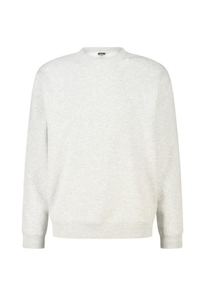 Lichtgrijze sweater met lange mouwen en ronde hals, geribde boorden en zoom, eenvoudig ontwerp, weergegeven op een witte achtergrond.