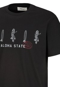 Maglietta nera con illustrazioni bianche di ballerine hawaiane e tavole da surf, con il testo "ALOHA STATE" e un logo rosso.