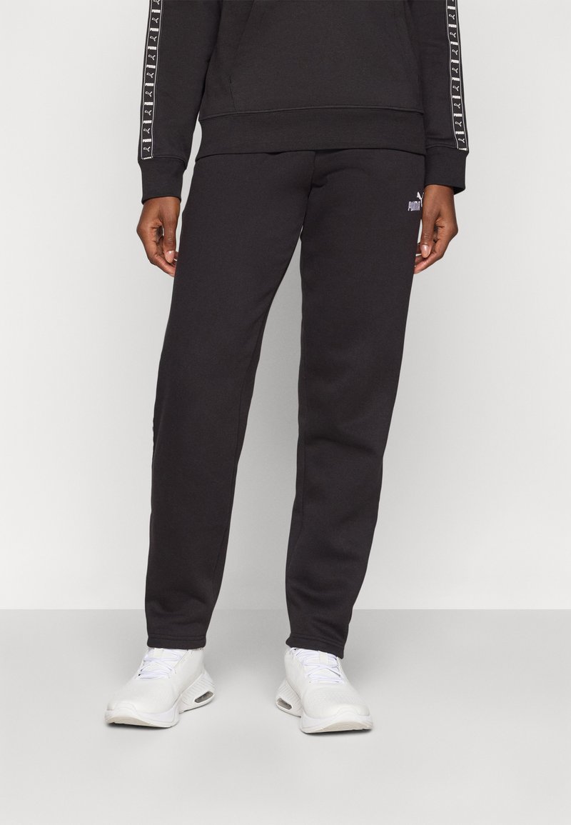 Schwarzes Sweatshirt- und Hosen-Set mit weichem Textil, elastischem Bund und weißen Logodetails. Entwickelt für Komfort und legere Kleidung.