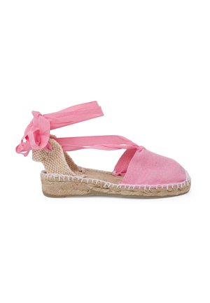 Różowe sandały espadrille z tkaniną na górze, plecioną jutową podeszwą i wstążkowymi sznurówkami. Charakteryzują się otwartym tyłem i zaokrąglonym noskiem.