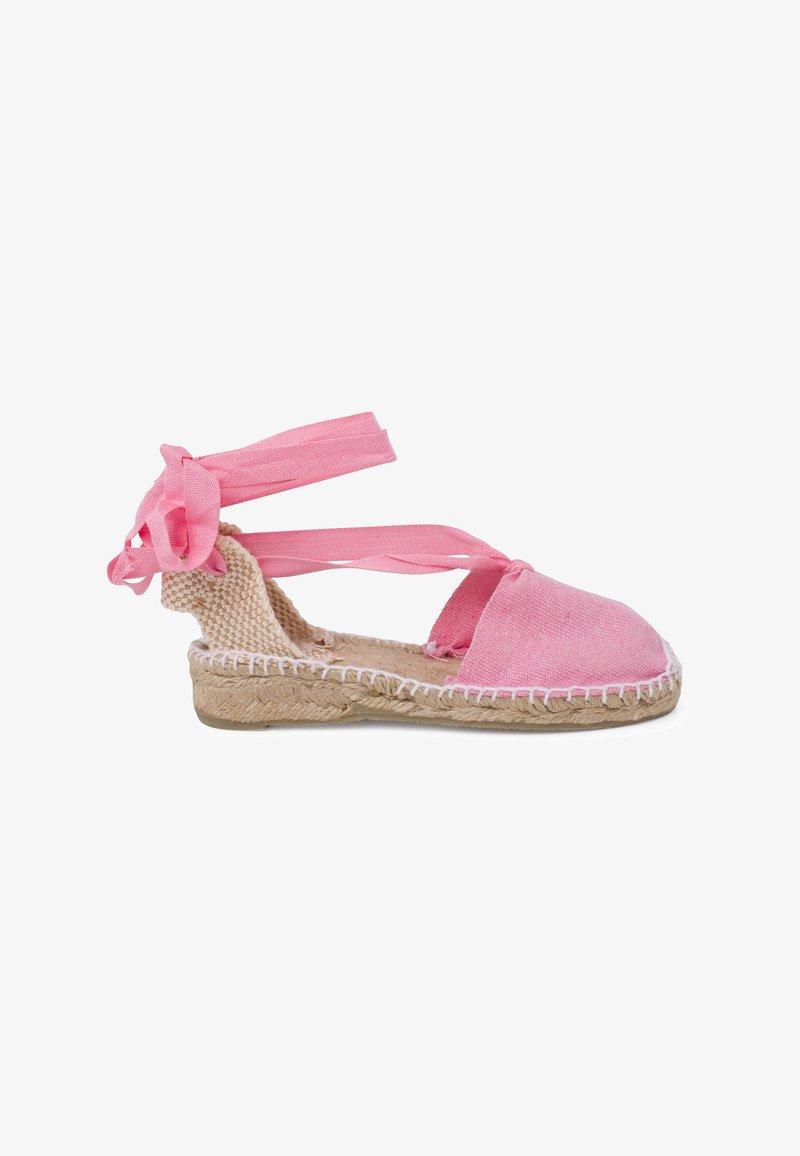 Sandale espadrille rose avec tige en tissu, semelle en jute tressé et liens en ruban. Caractéristiques : dos ouvert et design à bout rond.