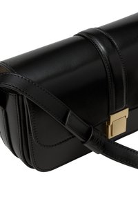 Czarna, skórzana torba na ramię o gładkiej teksturze, prostokątnym kształcie, zatrzasku z złotymi okuciami oraz szczegółowym przeszyciem wzdłuż krawędzi.