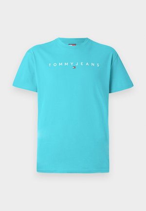 Turquoise katoenen T-shirt met een ronde hals en korte mouwen. "TOMMYJEANS" in het wit gedrukt op de voorkant met een klein logo accent.
