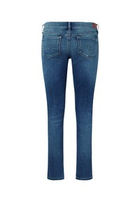 Otse säärega tumedat sinist teksapükse näidatud tagant, millel on kaks patch-taskut ja nahast brändiplaat vöökohal.