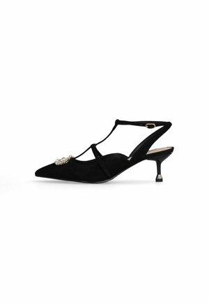 Scarpa slingback nera in suede con punta affusolata, tacco basso, design a T e decorazioni con gemme sulla parte anteriore. Texture liscia.