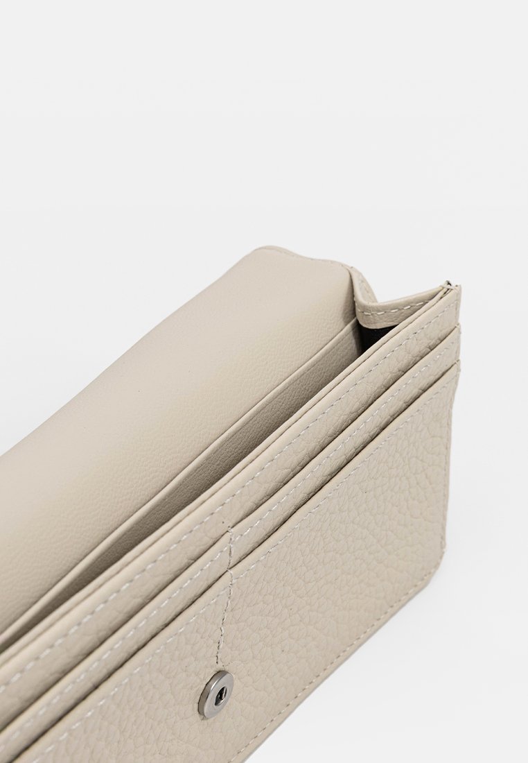 Hellbeige Lederbörse mit strukturiertem Finish, ausgestattet mit einem Druckverschluss und mehreren Kartenfächern. Sauberes, minimalistisches Design.