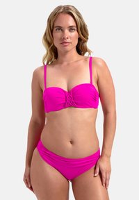 Fuchsiový bikini s topem ve stylu bandeau, který má pletený středový detail a nastavitelné tenké ramínka; odpovídající vysoký pas na spodním dílu.