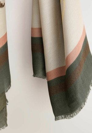 Bufanda tejida con rayas alternas en verde apagado, rosa y beige. Textura suave con bordes deshilachados, que muestra un patrón geométrico.