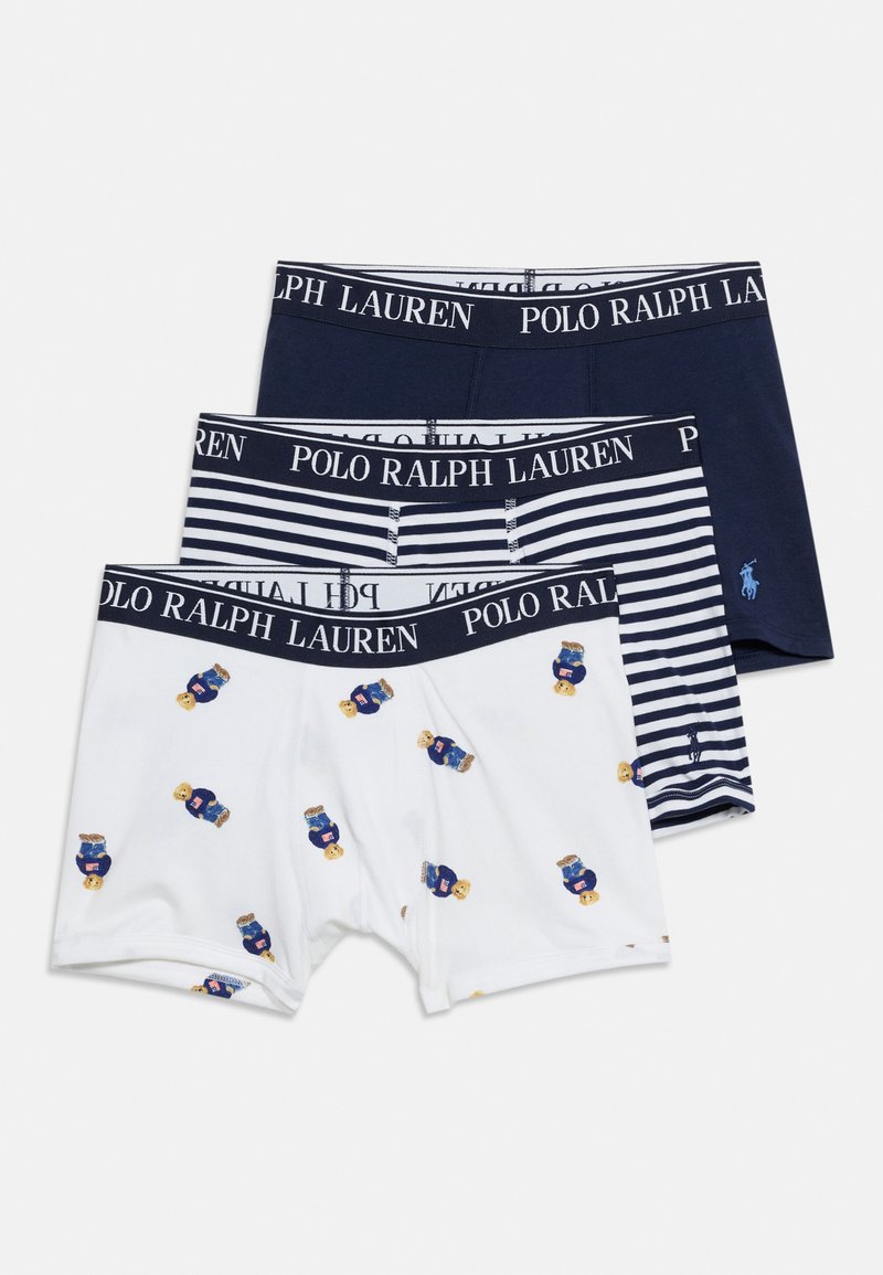 Trois boxers pour hommes Polo Ralph Lauren en bleu marine uni, bleu marine à rayures blanches et blanc à motif ours en peluche, tous avec des ceintures brandées.