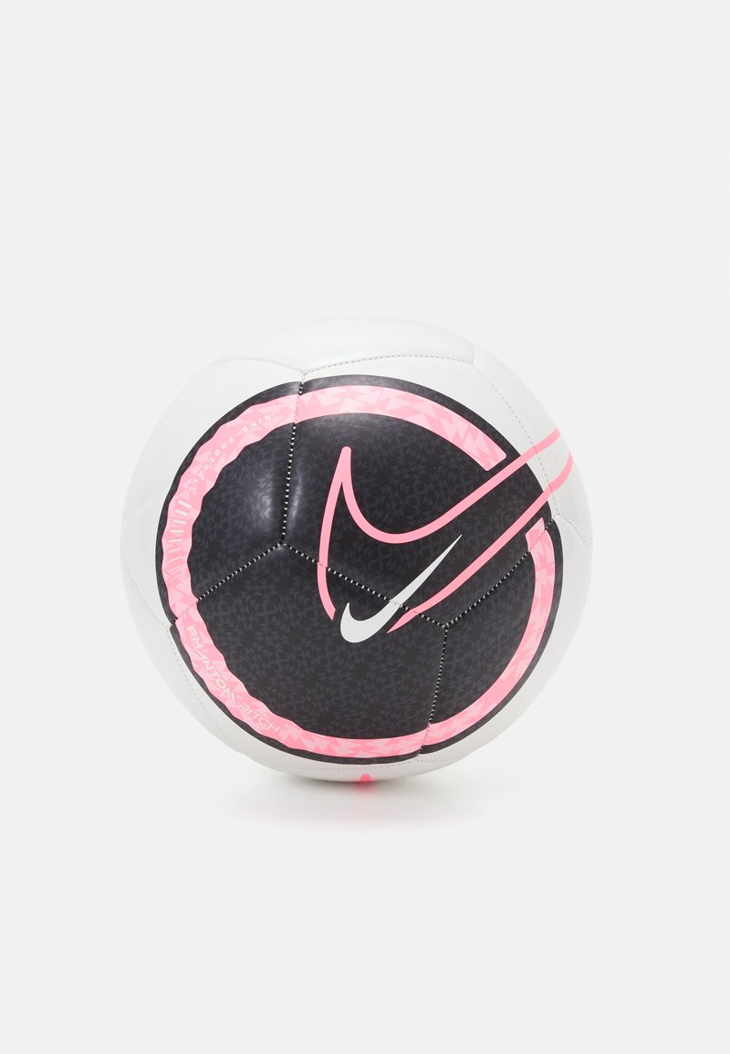 Nike-Fußball, weiß mit schwarzen und pinken Akzenten, verfügt über eine glatte Oberfläche mit einem auffälligen Logo und geometrischen Mustern auf der Oberfläche.