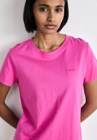 BOSS ESOGO - Tricou basic - bright purple