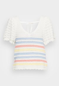 Hvid håndcrochet top med korte pufærmer, prydet med horisontale striber i lyseblå, lyserød, gul og hvid. Broderet kant og snoredetail på ryggen.